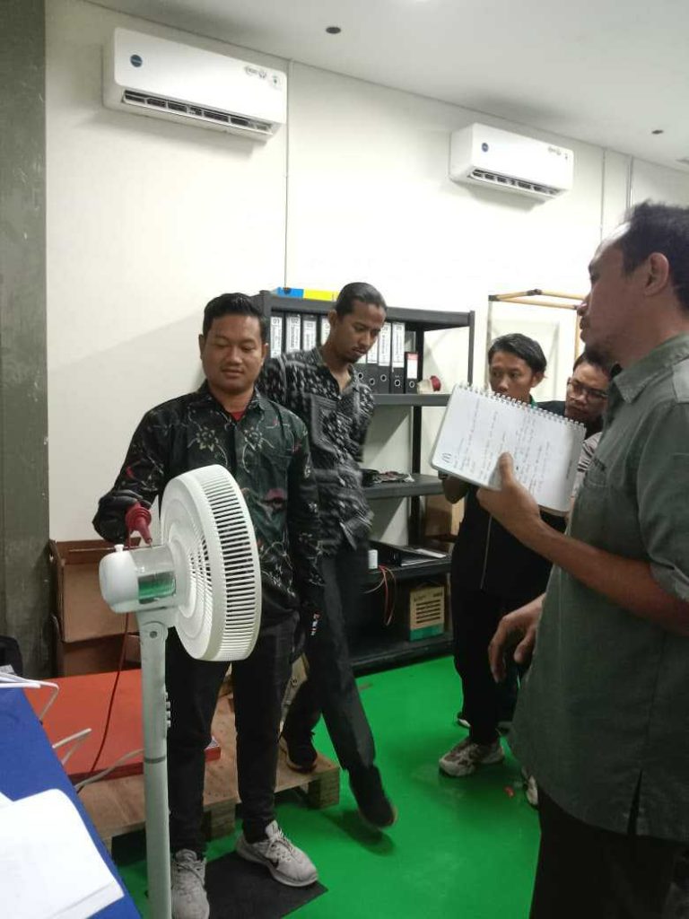 Mentor Sedang Menjelaskan Materi