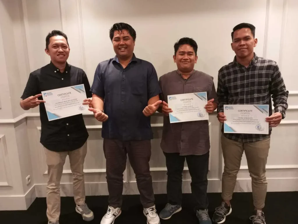 Karyawan Bank Kalsel Berfoto Bersama