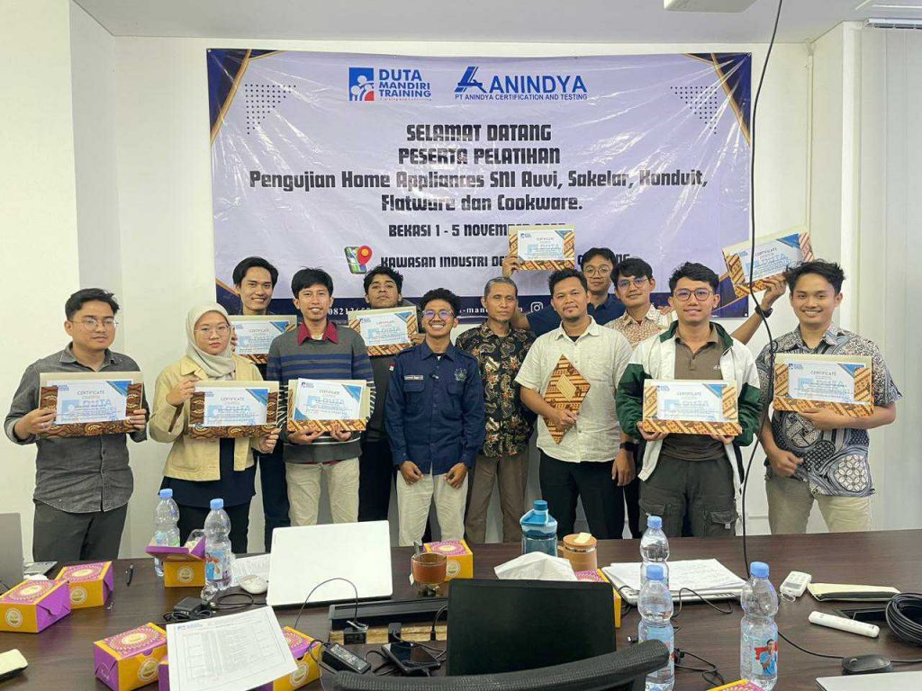 Karyawan PT Anindya Certification & Testing Berfoto Bersama
