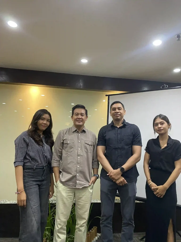 Peserta Pelatihan Pelayanan Prima Berfoto Bersama dengan Trainer Pak Dody