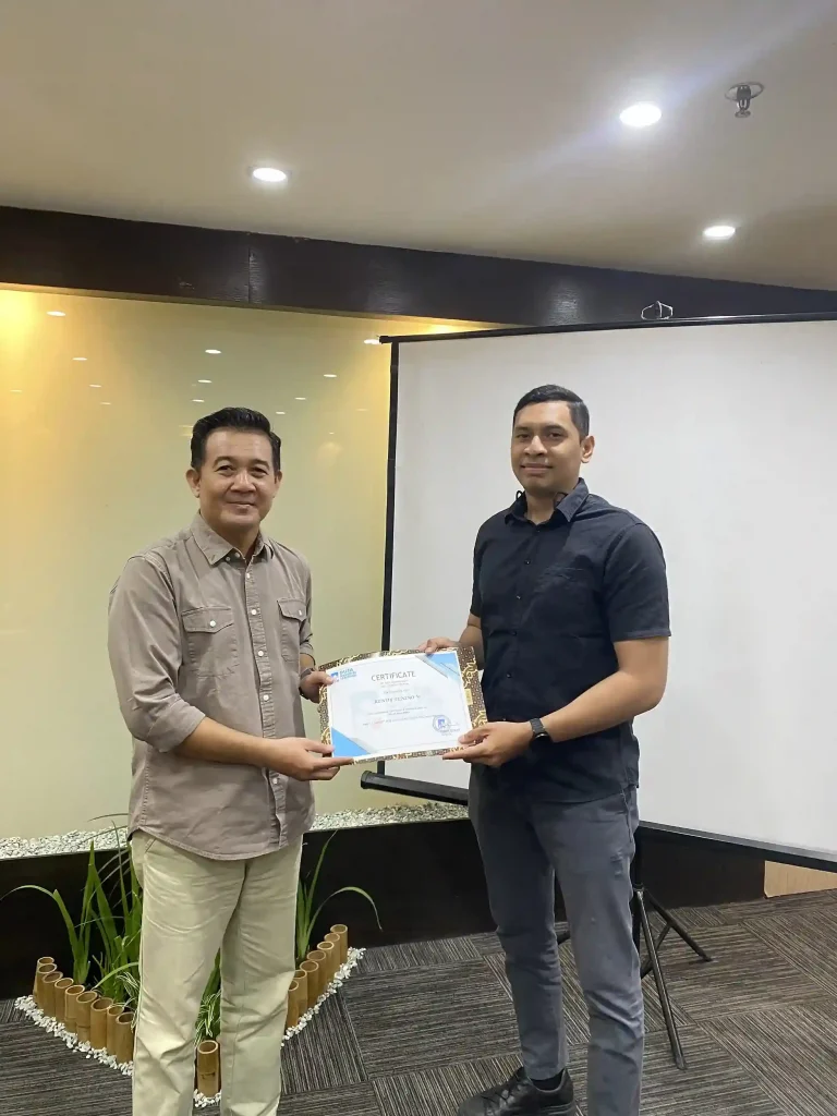 Serah Terima Sertifikasi BNSP dari Trainer ke Peserta Pelatihan