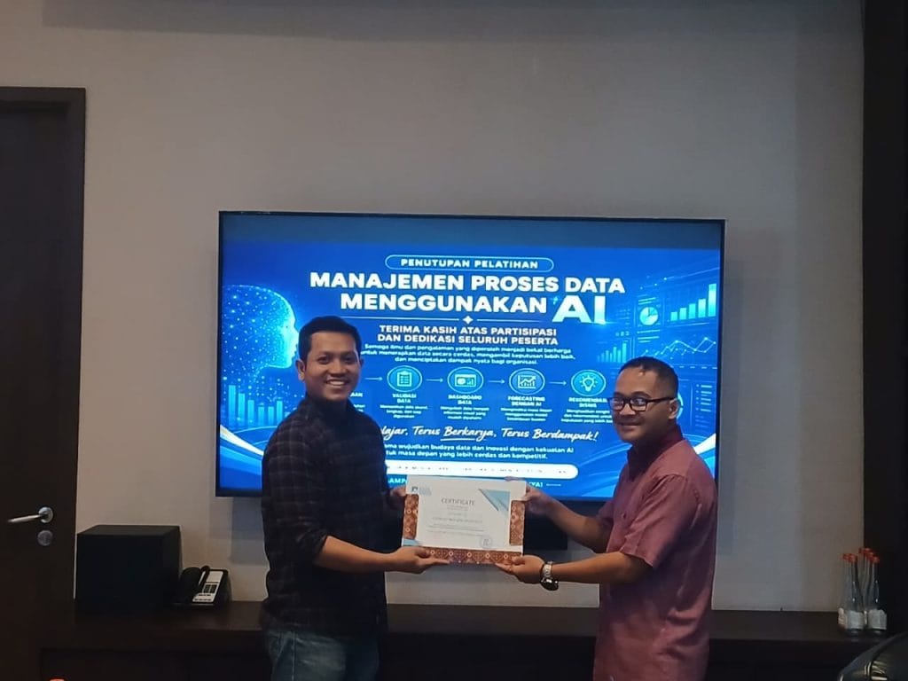 Dokumentasi penyerahan sertifikat kepada peserta kedua pada penutupan kegiatan