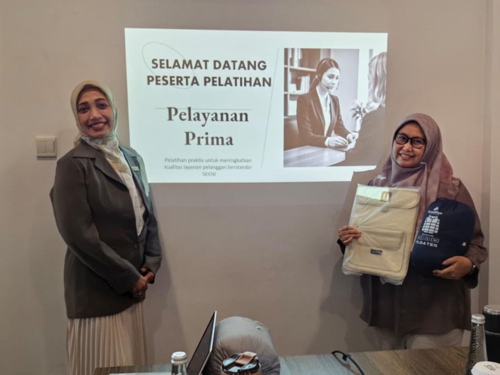 Dokumentasi peserta bersama trainer dalam kegiatan Pelatihan Pelayanan Prima BNSP
