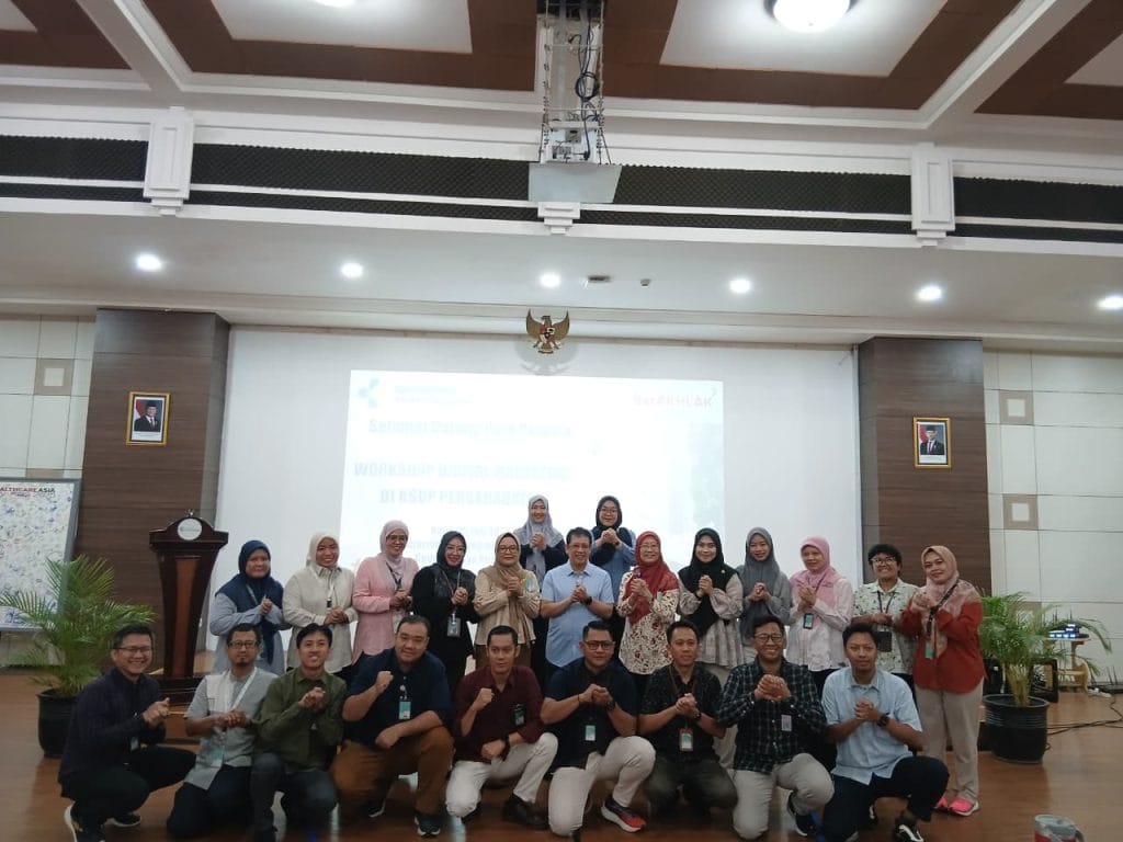 Foto Bersama Direktur Layanan Operasional RSUP Persahabatan, Dr. dr. Arif Rahman Sadad, Sp.KF., S.H., M.Si.Med