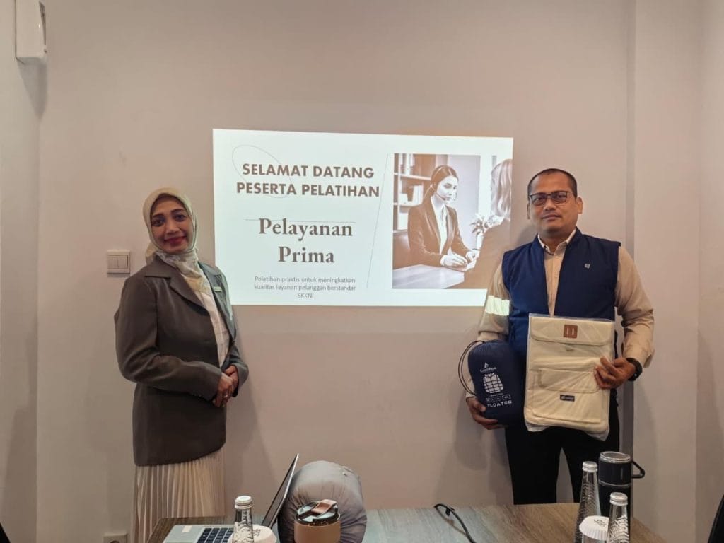 Momen peserta bersama trainer setelah mengikuti rangkaian Pelatihan Pelayanan Prima BNSP