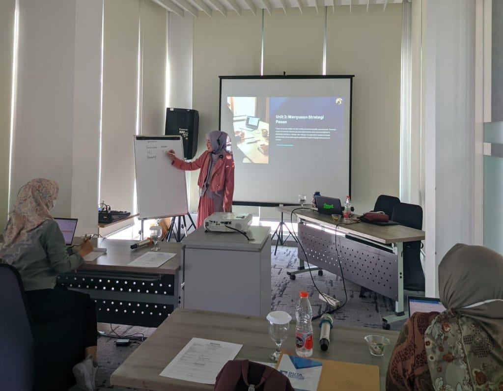 Pelatihan Public Relations Bersama Ibu Mastuti Aksa