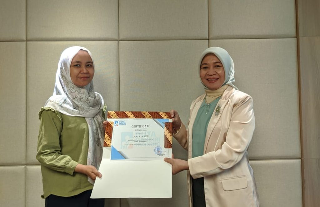 Penyerahan Sertifikat kepada Peserta Kedua