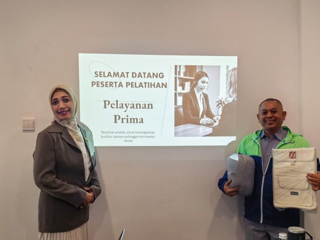 Peserta Pelatihan Pelayanan Prima BNSP bersama trainer Duta Training