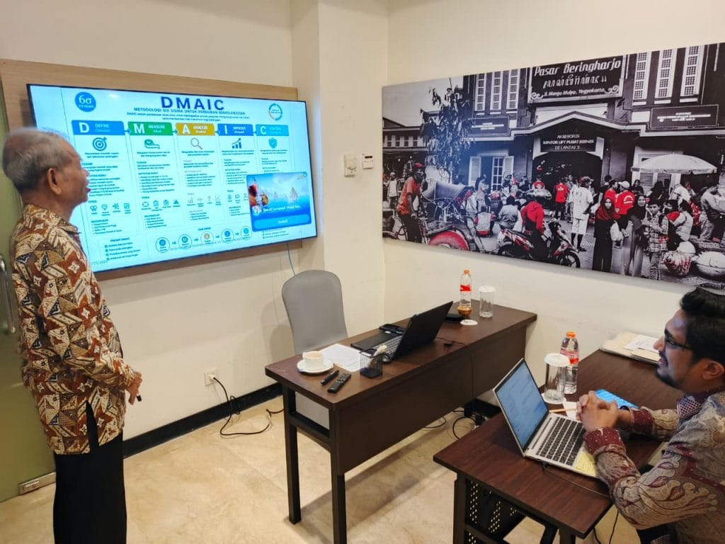 Peserta Pelatihan Sertifikasi Six Sigma Management Sedang Memperhatikan Materi DMAIC