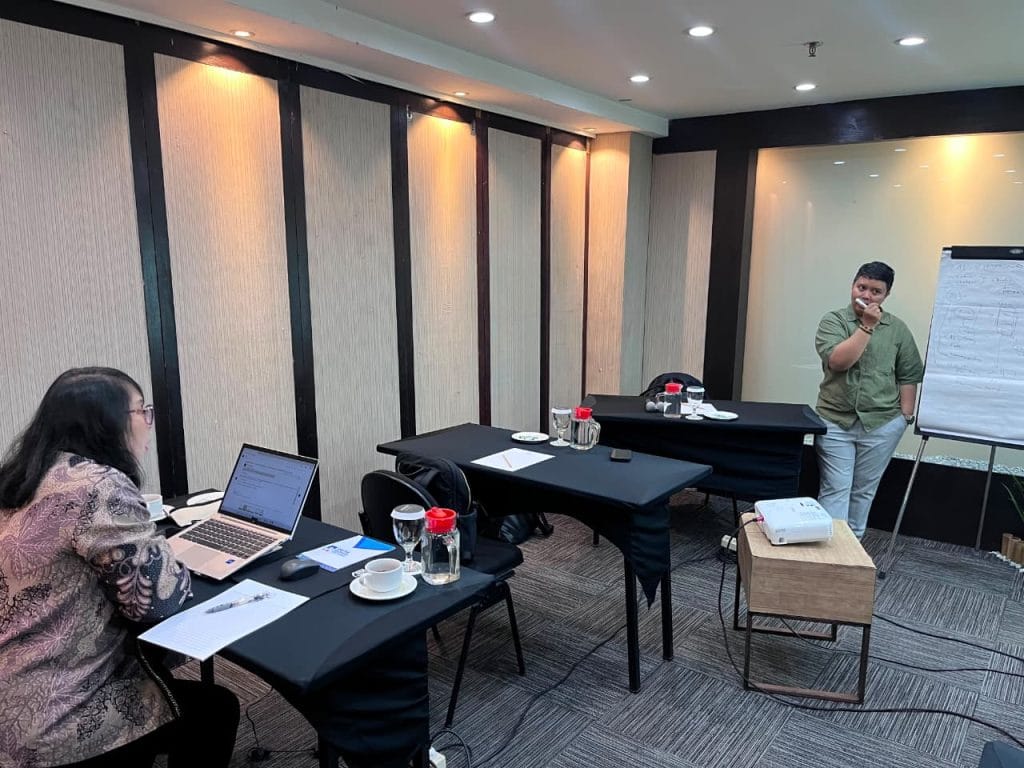 Peserta Sedang Bertanya dengan Trainer