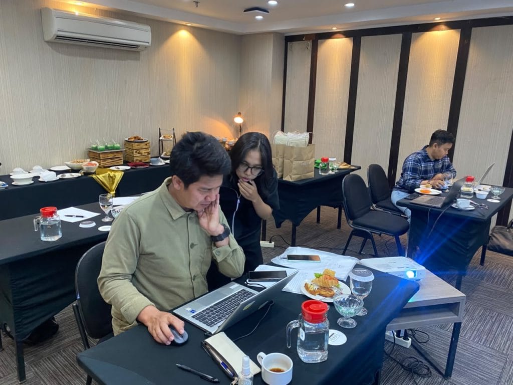 Peserta Sedang Mempelajari Materi AI