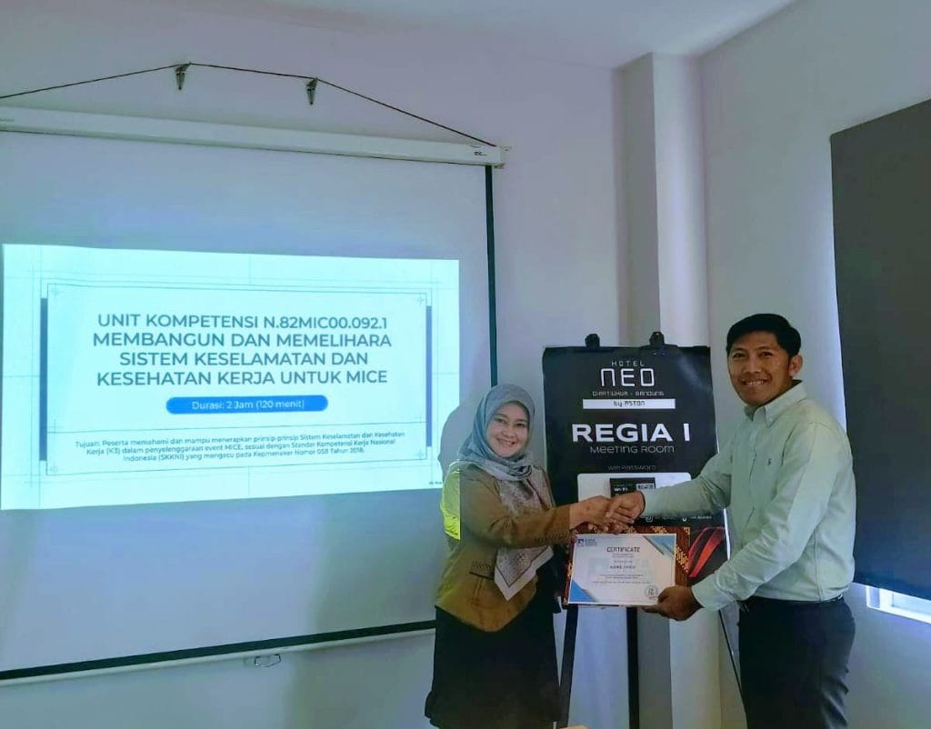 Serah Terima Sertifikasi BNSP dari Trainer ke Peserta Pelatihan