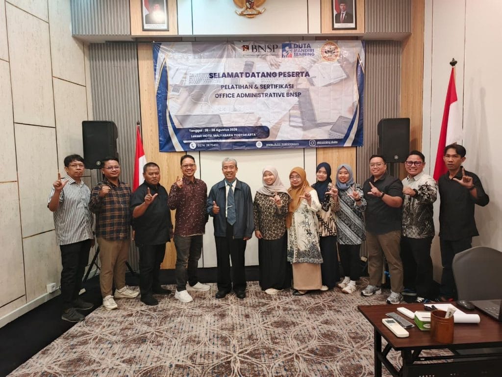 Bapak Wisnu Hadi, S.Pd., M.M. bersama peserta Pelatihan dan Sertifikasi Office Administrative BNSP di Yogyakarta