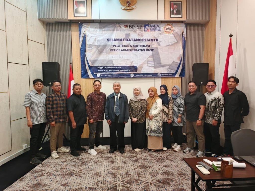 Foto bersama peserta dan trainer setelah Pelatihan dan Sertifikasi Office Administrative BNSP di Yogyakarta