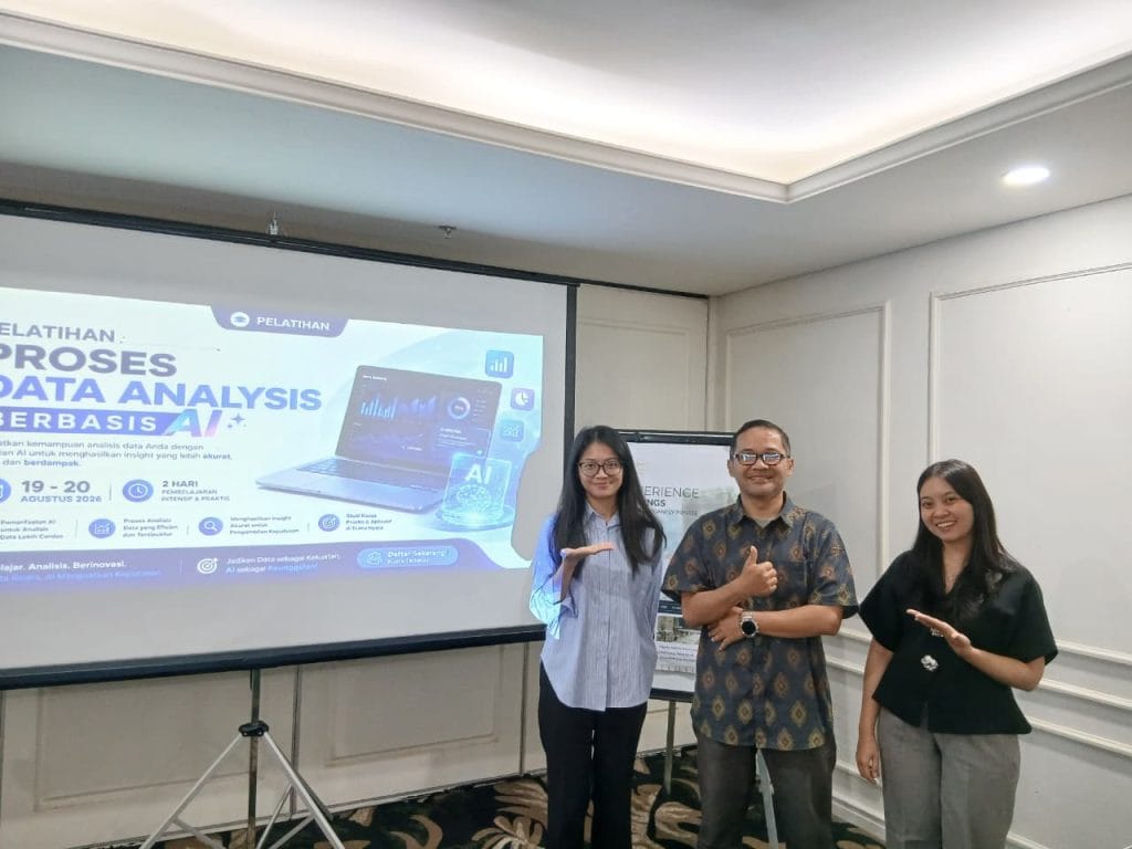 Foto bersama peserta dan trainer setelah pelaksanaan pelatihan