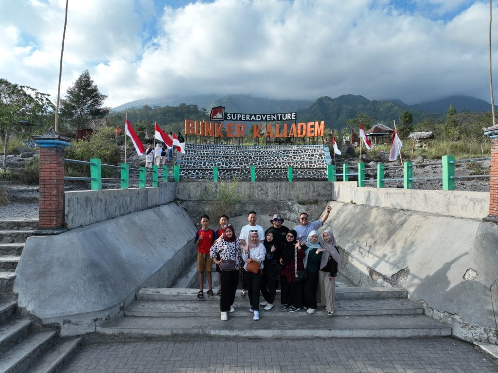 Peserta mengunjungi Bunker Kaliadem dalam rangkaian Lava Tour Merapi.
