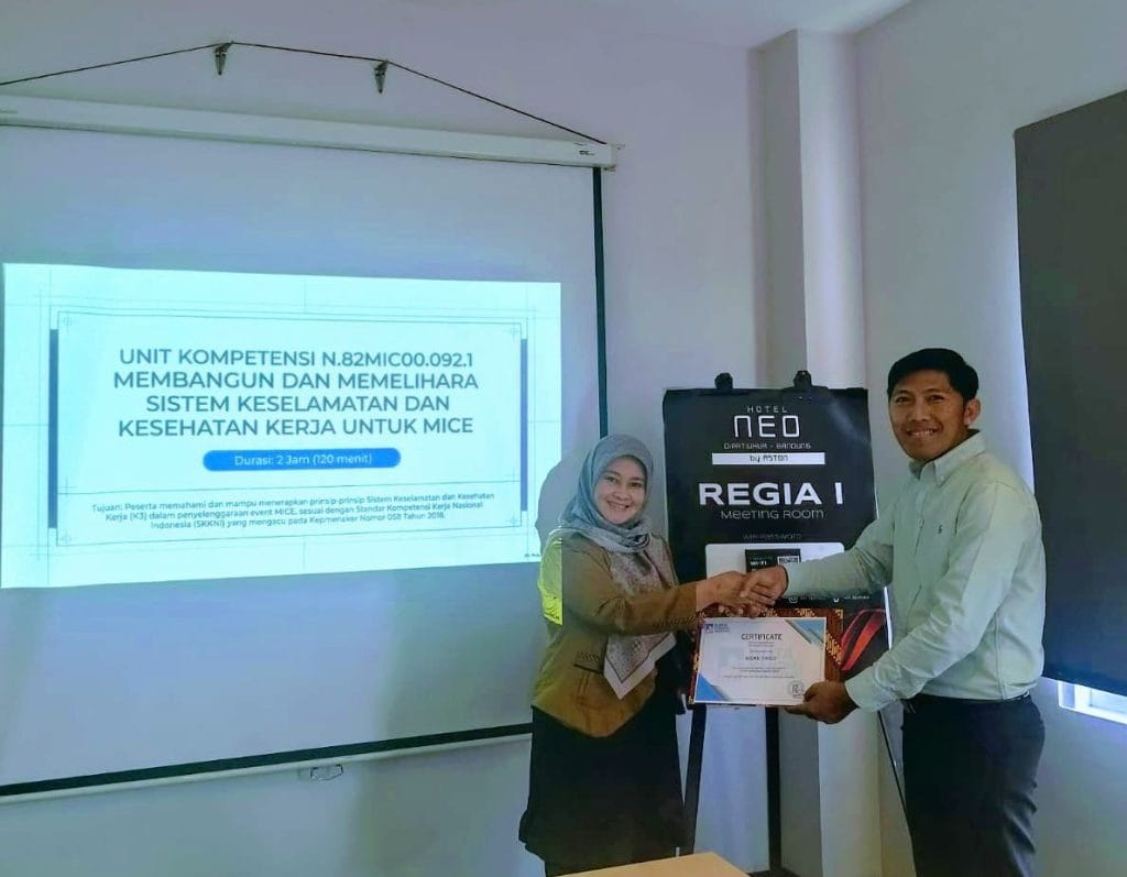 Serah Terima Sertifikasi BNSP dari Trainer ke Peserta Pelatihan