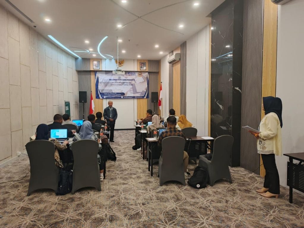 Trainer menyampaikan materi dalam Pelatihan dan Sertifikasi Office Administrative BNSP di Malyabhara Hotel, Yogyakarta