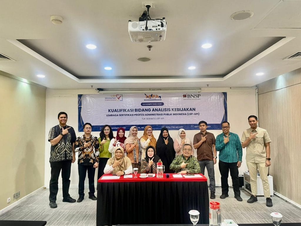 Foto bersama peserta dan asesor setelah Uji Sertifikasi Analis Kebijakan Publik BNSP di Surabaya