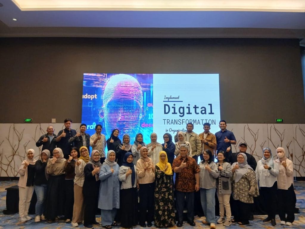 Foto bersama peserta dengan trainer
