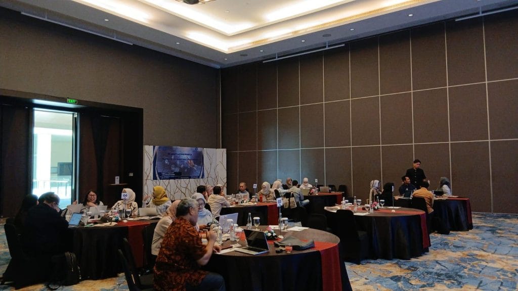 Peserta mengikuti sesi pembelajaran dan pembahasan materi bersama trainer