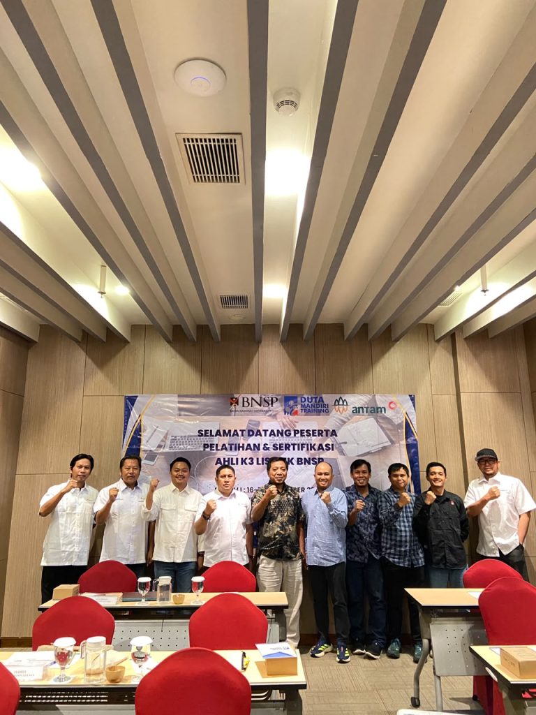 Foto peserta bersama trainer